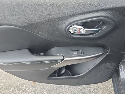 Used 2019 Jeep Cherokee Limited FWD image 13