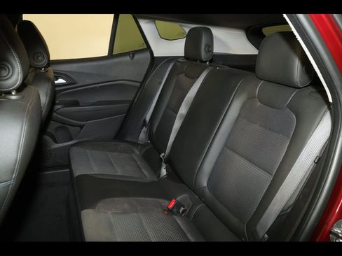 Used 2025 Chevrolet Trax LT FWD image 26