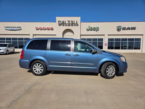 Used 2011 Chrysler Town & Country Touring-L w/ Driver Convenience Group FWD image 18