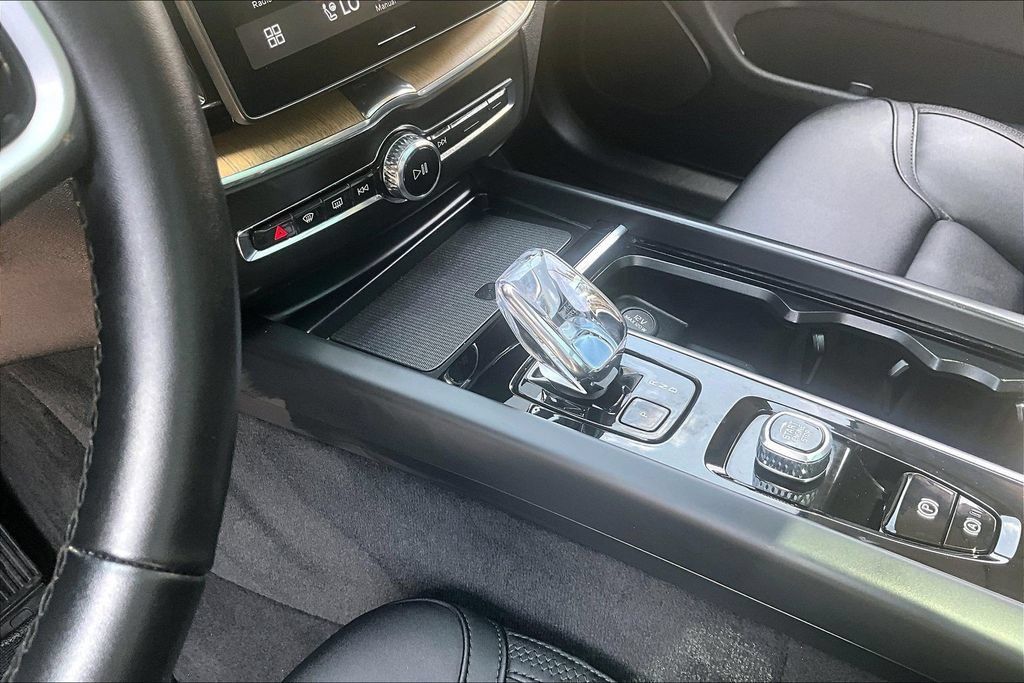 Certified 2026 Volvo XC60 B5 Plus AWD/4WD image 19