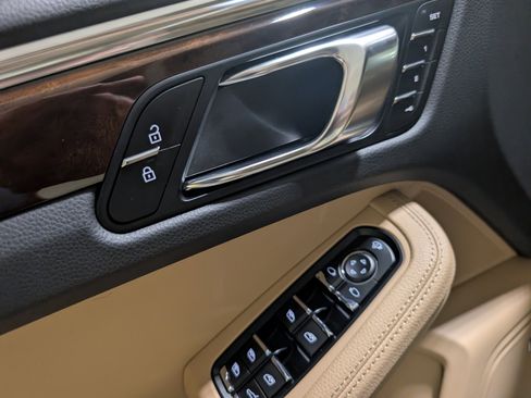 Certified 2025 Porsche Macan image 19