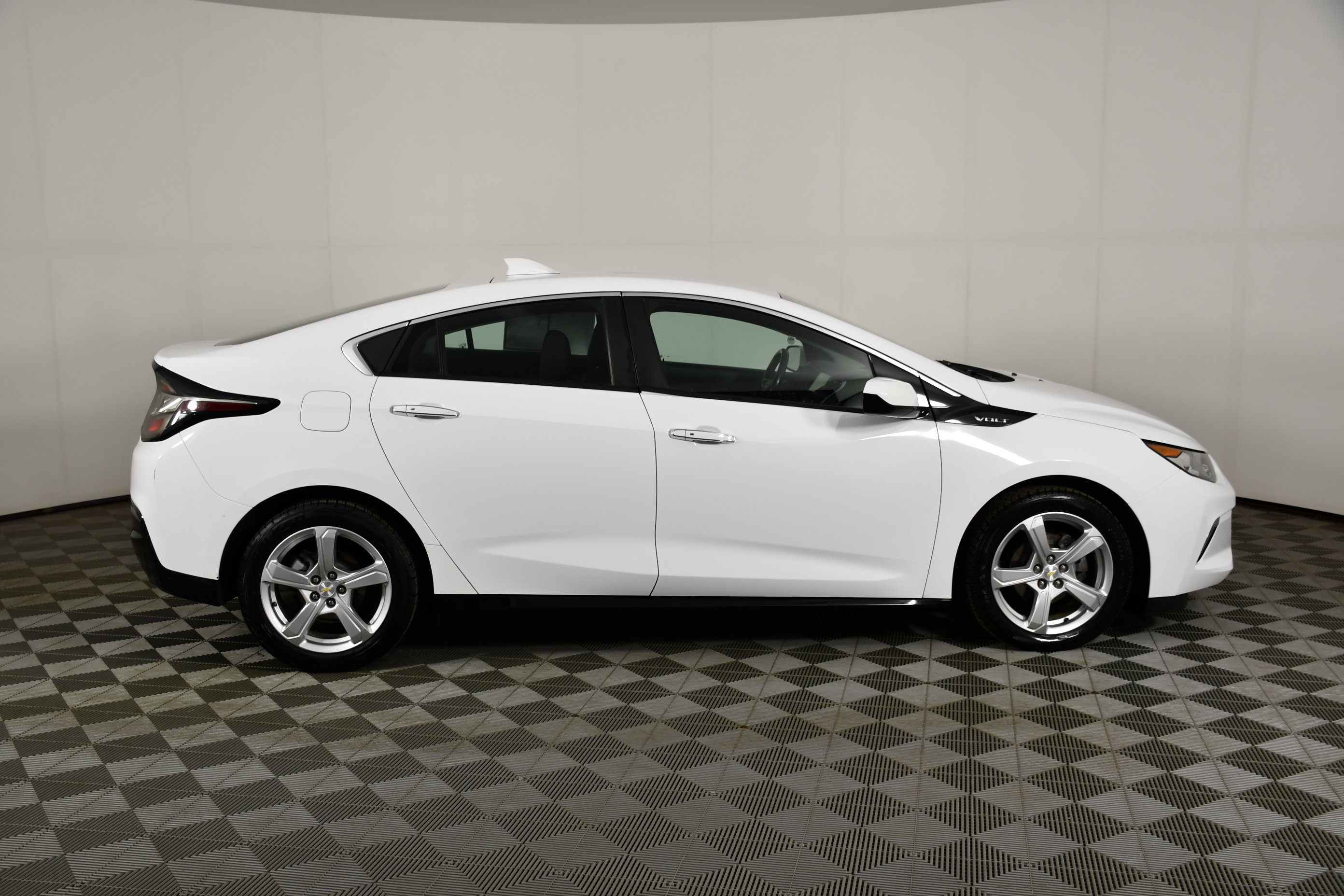 Used 2018 Chevrolet Volt LT w/ Comfort Package FWD image 5
