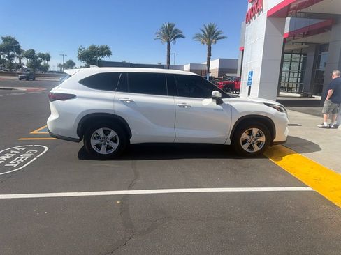 Used 2021 Toyota Highlander LE FWD image 3