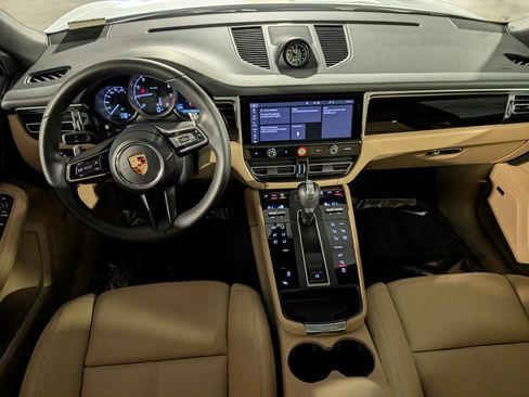 Certified 2025 Porsche Macan image 7