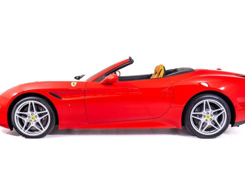 Used 2016 Ferrari California T image 2