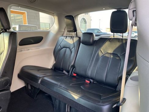 Used 2024 Chrysler Pacifica Touring-L image 19