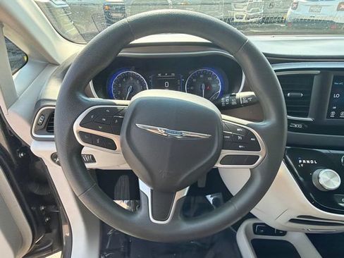 Used 2018 Chrysler Pacifica Touring Plus w/ Tire & Wheel Group FWD image 19