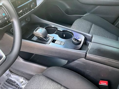 Used 2022 Nissan Rogue SV AWD/4WD image 16