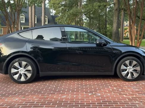 Used 2023 Tesla Model Y Long Range AWD/4WD image 3