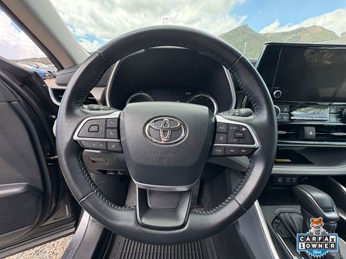 Used 2023 Toyota Highlander XLE image 2