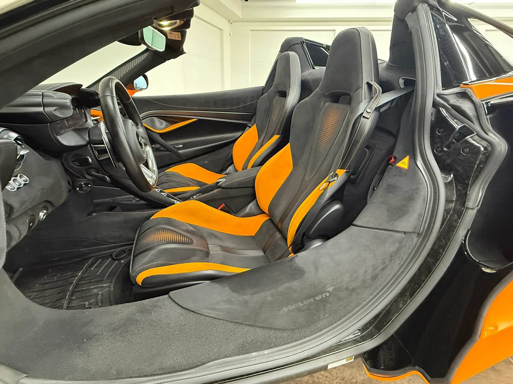 Used 2025 McLaren 750S Spider RWD image 32
