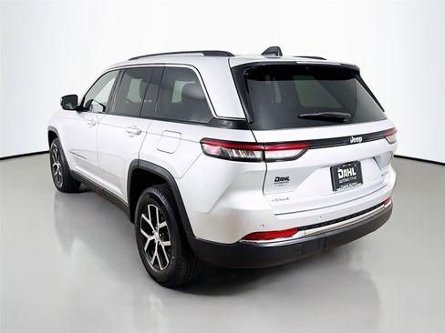 Used 2023 Jeep Grand Cherokee Limited w/ Trailer Tow Prep Group (B) AWD/4WD image 10