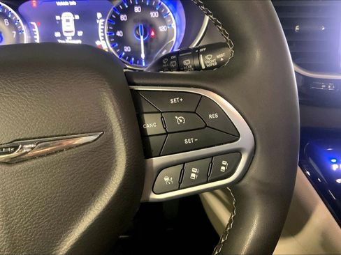 Used 2024 Chrysler Pacifica Touring-L FWD image 19