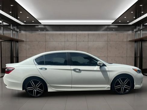 Used 2017 Honda Accord Touring image 7
