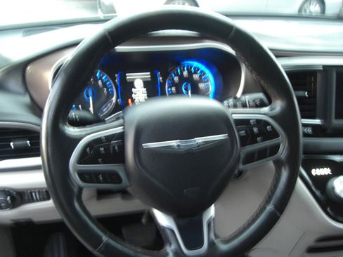 Used 2019 Chrysler Pacifica Touring-L image 9