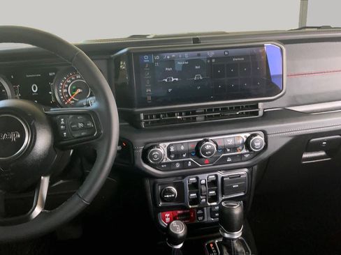 Used 2025 Jeep Gladiator Rubicon w/ Convenience Group AWD/4WD image 8