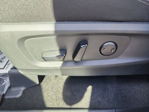 New 2025 Nissan Pathfinder SV w/ Black Appearance Package image 12