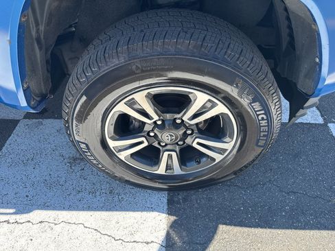 Used 2017 Toyota Tacoma TRD Sport w/ Tow Package (A/T) AWD/4WD image 13