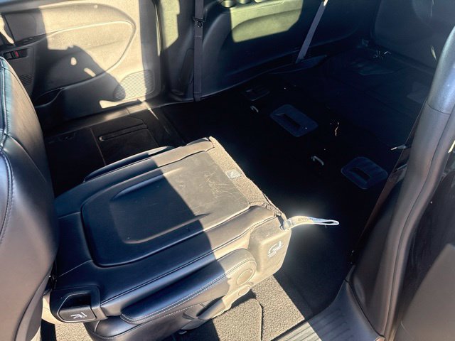 Used 2025 Chrysler Pacifica Select FWD image 30