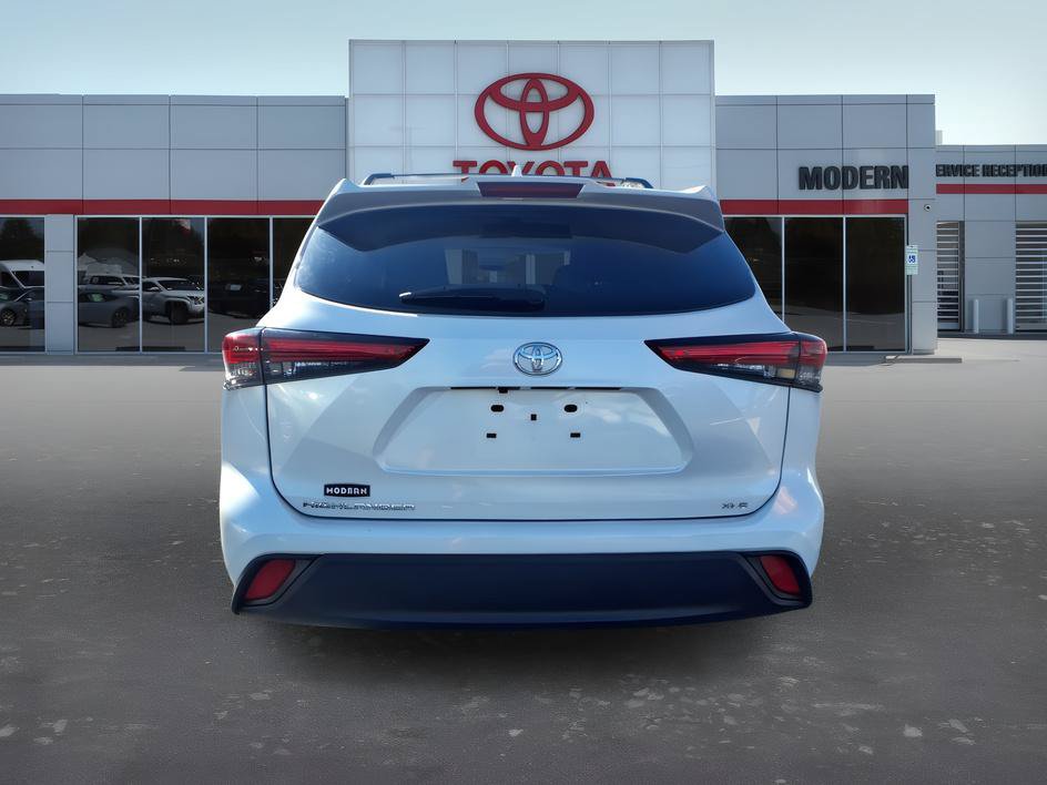 Used 2023 Toyota Highlander XLE FWD image 4