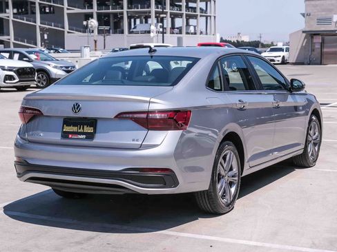 Used 2024 Volkswagen Jetta SE FWD image 4