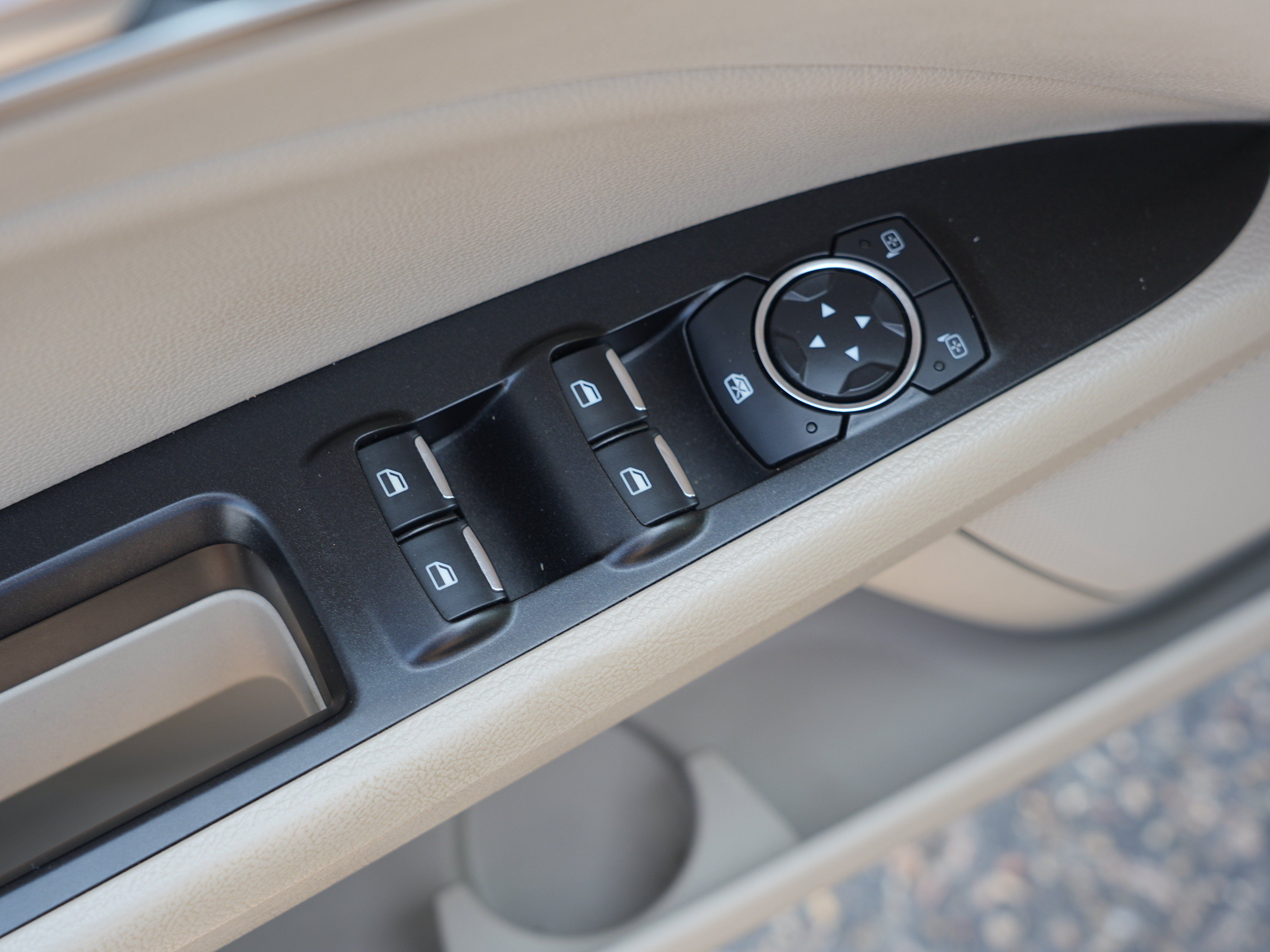 Used 2018 Ford Fusion SE w/ Fusion SE Technology Package FWD image 18
