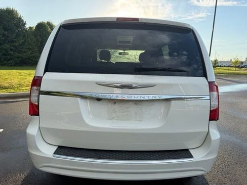 Used 2013 Chrysler Town & Country Touring FWD image 7