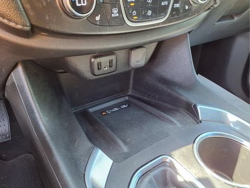 Used 2023 Chevrolet Traverse LT w/ Rear Camera Mirror Package AWD/4WD image 21