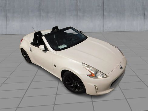 Used 2016 Nissan 370Z Touring RWD image 3