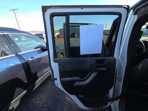 Used 2015 Jeep Wrangler Unlimited Sahara image 11