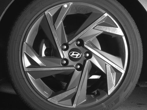 Used 2025 Hyundai Elantra Limited FWD image 15