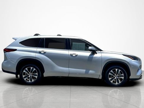 Used 2022 Toyota Highlander XLE AWD/4WD image 6