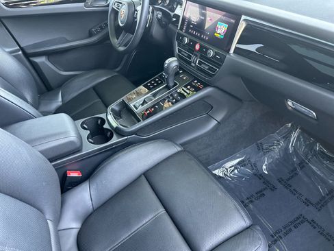Certified 2025 Porsche Macan AWD/4WD image 17