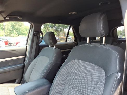 Used 2017 Ford Explorer XLT w/ Equipment Group 201A FWD image 18