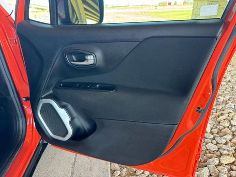 Used 2018 Jeep Renegade Latitude image 25