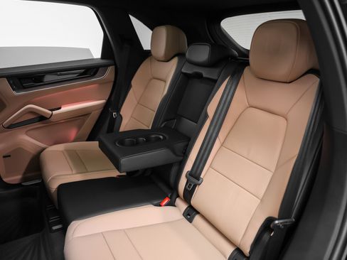 Used 2025 Porsche Cayenne image 38