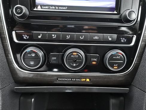 Used 2018 Volkswagen Passat 2.0T SE FWD image 19