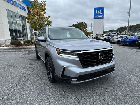 New 2025 Honda Pilot Touring image 2