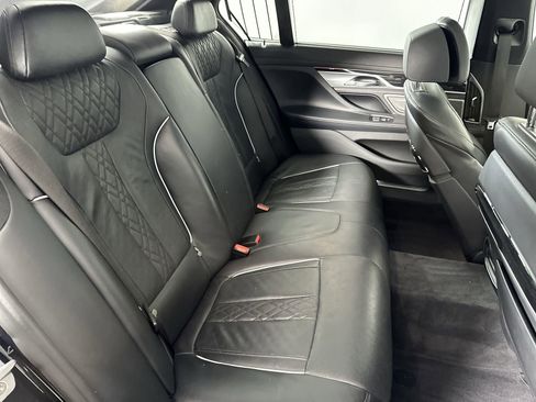 Used 2019 BMW 750i w/ Executive Package image 28