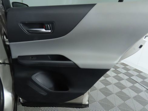 Used 2021 Toyota Venza LE image 27