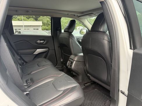 Used 2017 Jeep Cherokee Trailhawk AWD/4WD image 13