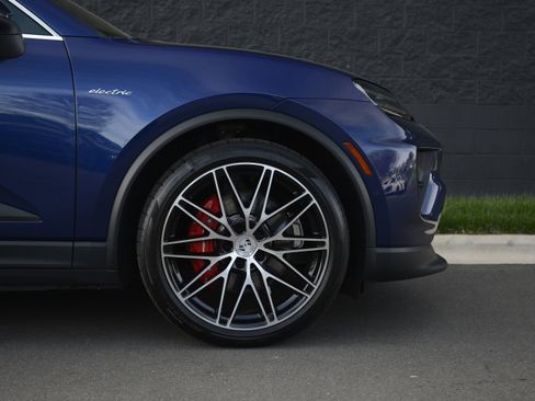 Certified 2025 Porsche Macan 4S Electric image 11