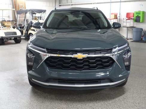 Used 2025 Chevrolet Trax LT FWD image 2