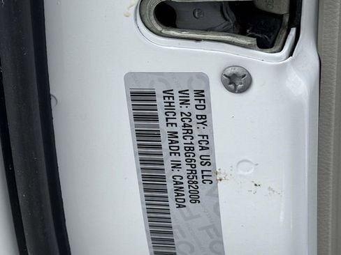 Used 2023 Chrysler Pacifica Touring-L image 8