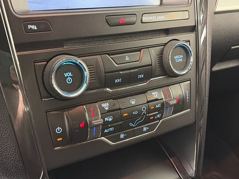 Used 2017 Ford Explorer XLT w/ Equipment Group 202A AWD/4WD image 21