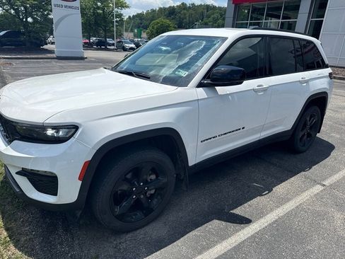 Used 2023 Jeep Grand Cherokee Limited w/ Black Appearance Package AWD/4WD image 2