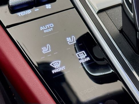 Used 2023 Porsche Cayenne Platinum Edition image 22