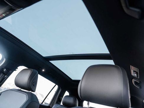 Used 2023 Volkswagen Tiguan SE R-Line image 12