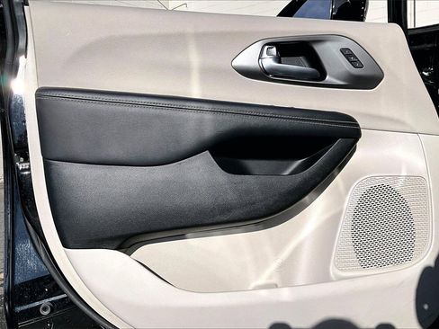 Certified 2024 Chrysler Pacifica Touring-L image 26