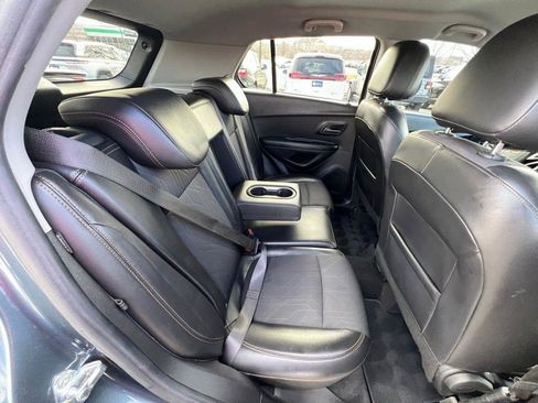 Used 2022 Chevrolet Trax LT w/ LT Convenience Package image 24